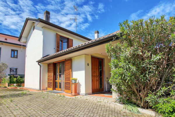 Villa unifamiliare via F. Buffoni 27c, Cardano al Campo